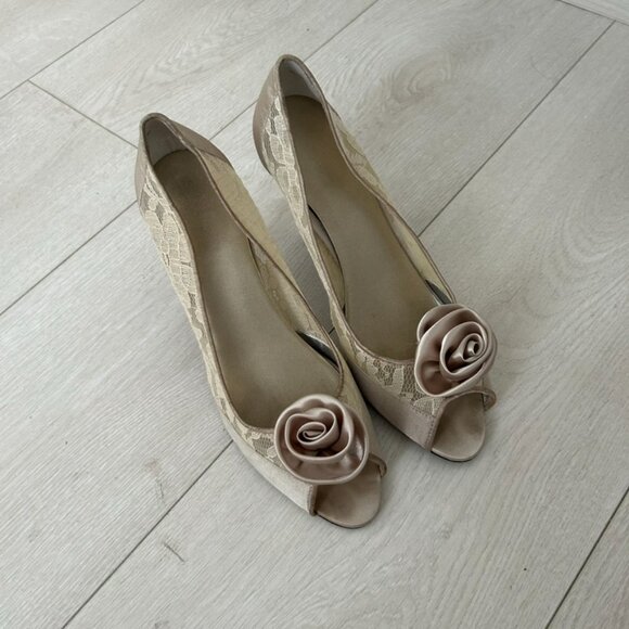 Bridal Lace Heels - Picture 4 of 6